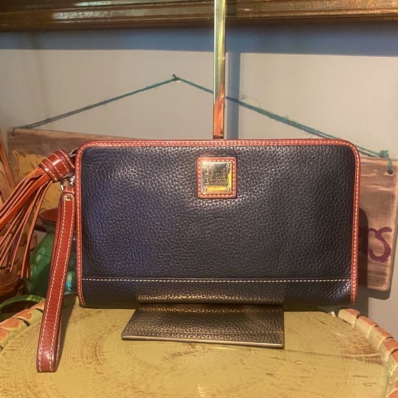 Dooney & Bourke Pebble Grain Italian Leather Zip Clutch Wristlet Wallet - Large - Picture 1 of 14